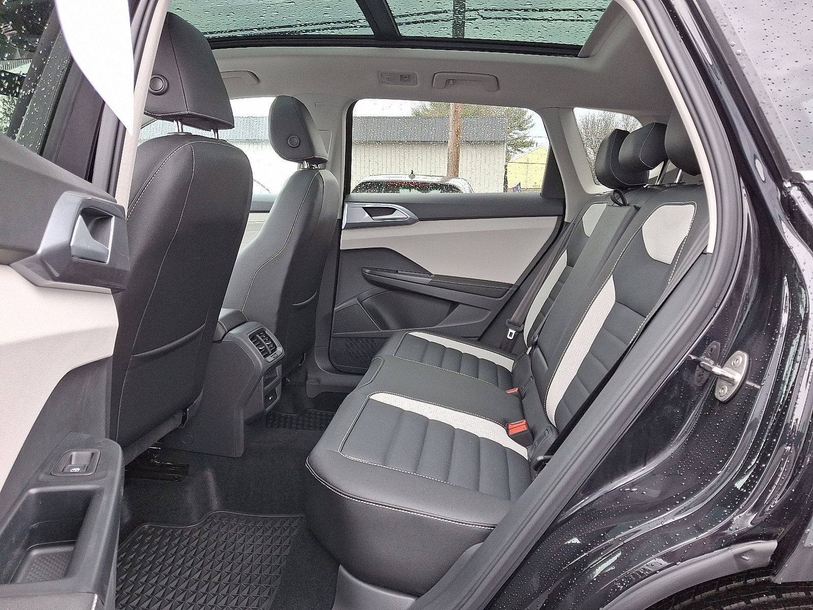 New 2025 Volkswagen Taos SEL image 6