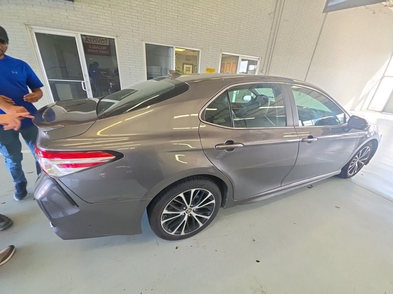 Used 2020 Toyota Camry SE FWD image 3