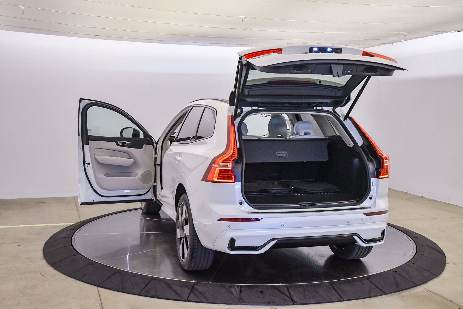 Used 2025 Volvo XC60 T8 Plus w/ Protection Package Premier image 24