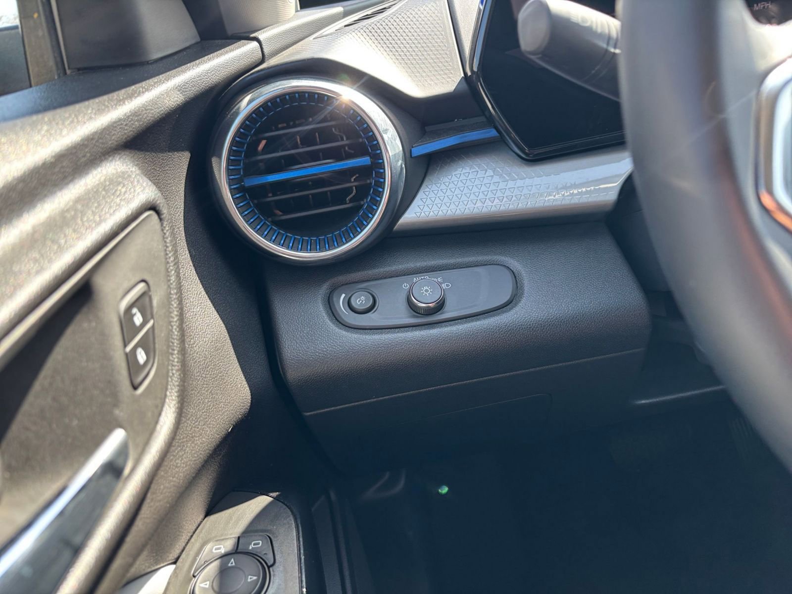 Used 2025 Chevrolet Trax LT w/ LT Convenience Package FWD image 33