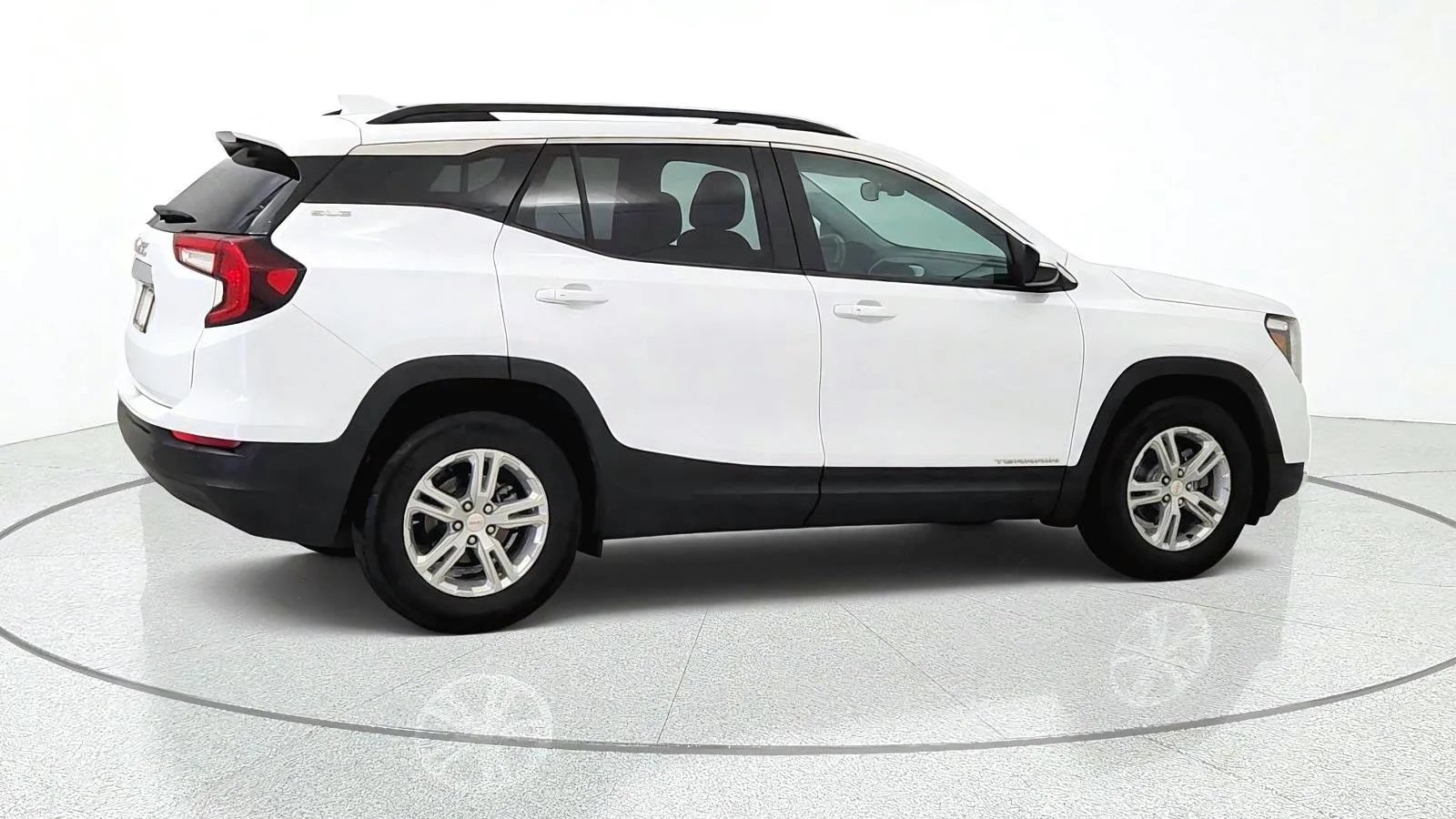 Used 2024 GMC Terrain SLE w/ Driver Convenience Package FWD image 9