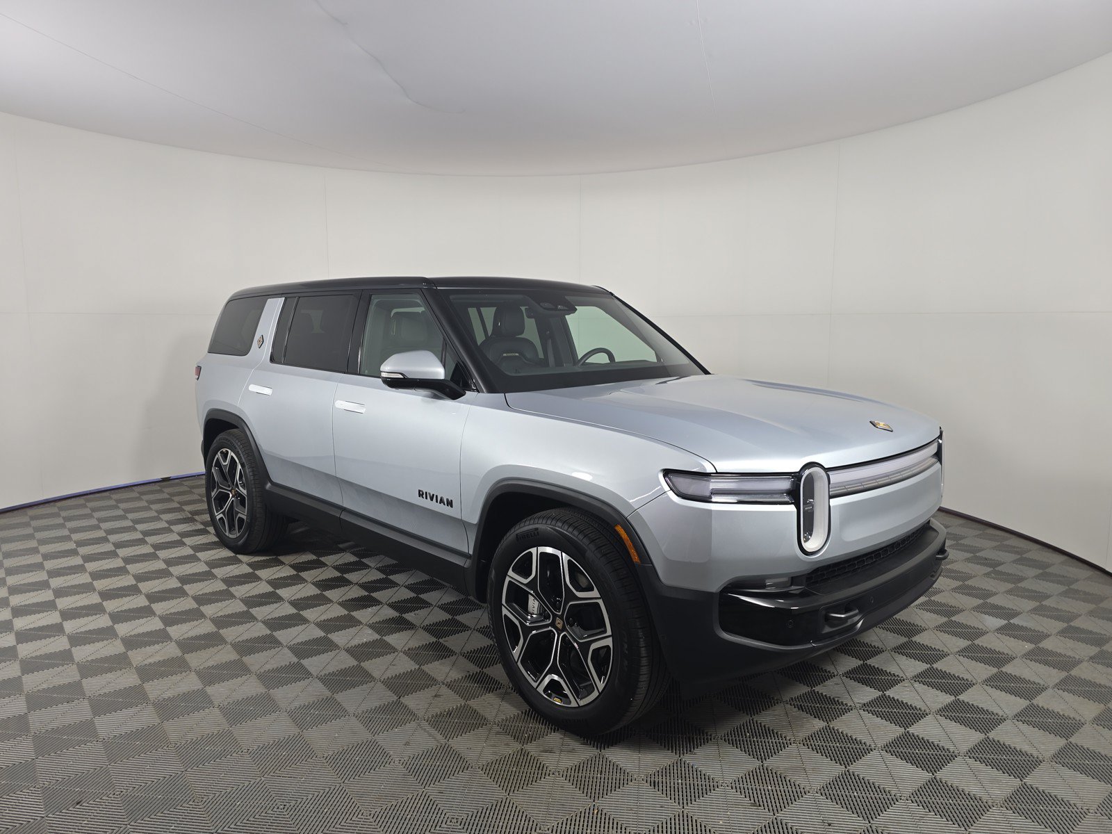 Used 2025 Rivian R1S Adventure AWD/4WD image 7