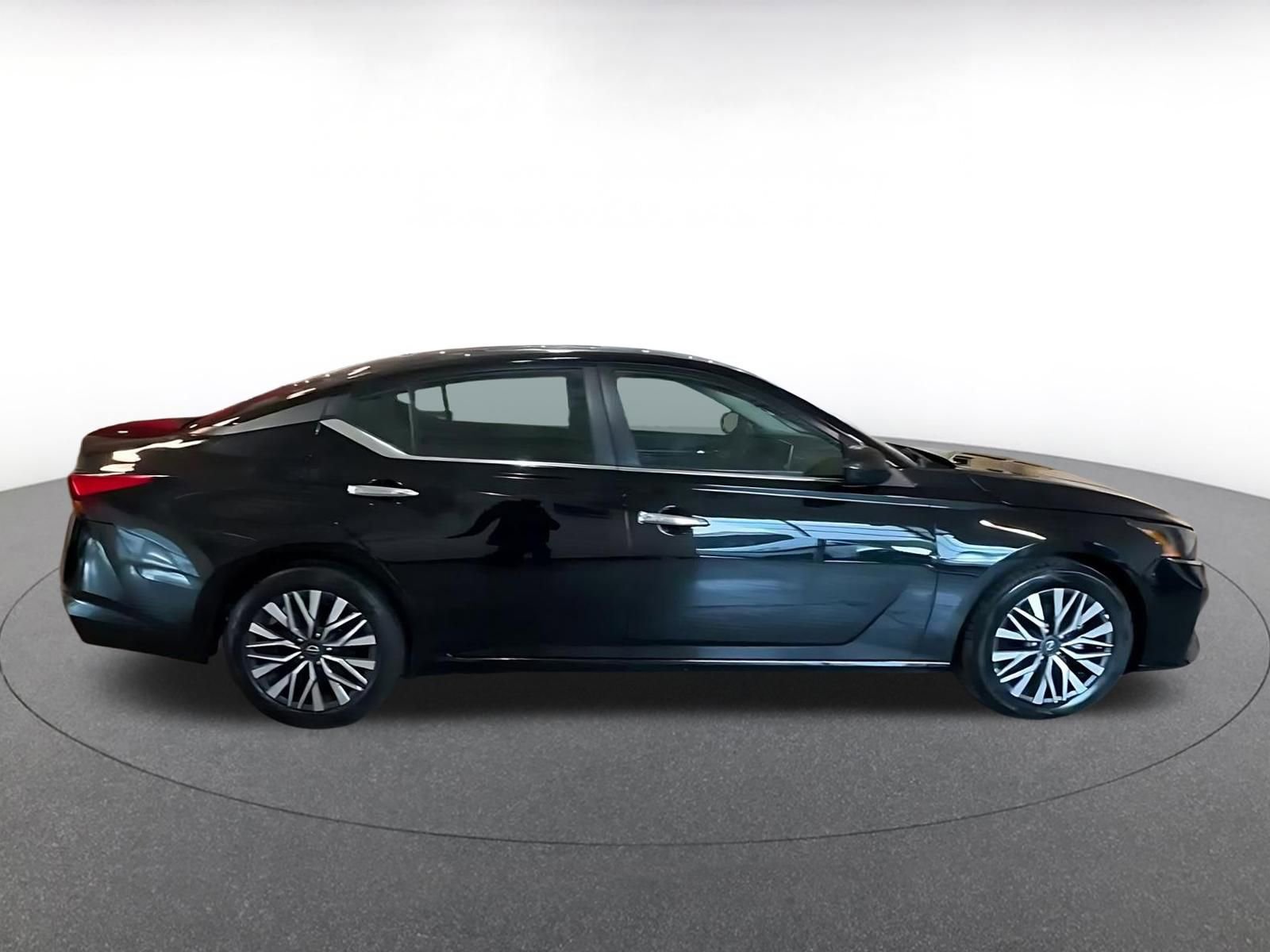 Used 2024 Nissan Altima 2.5 SV FWD image 12
