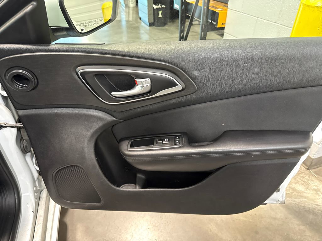 Used 2015 Chrysler 200 Limited w/ Convenience Group FWD image 15