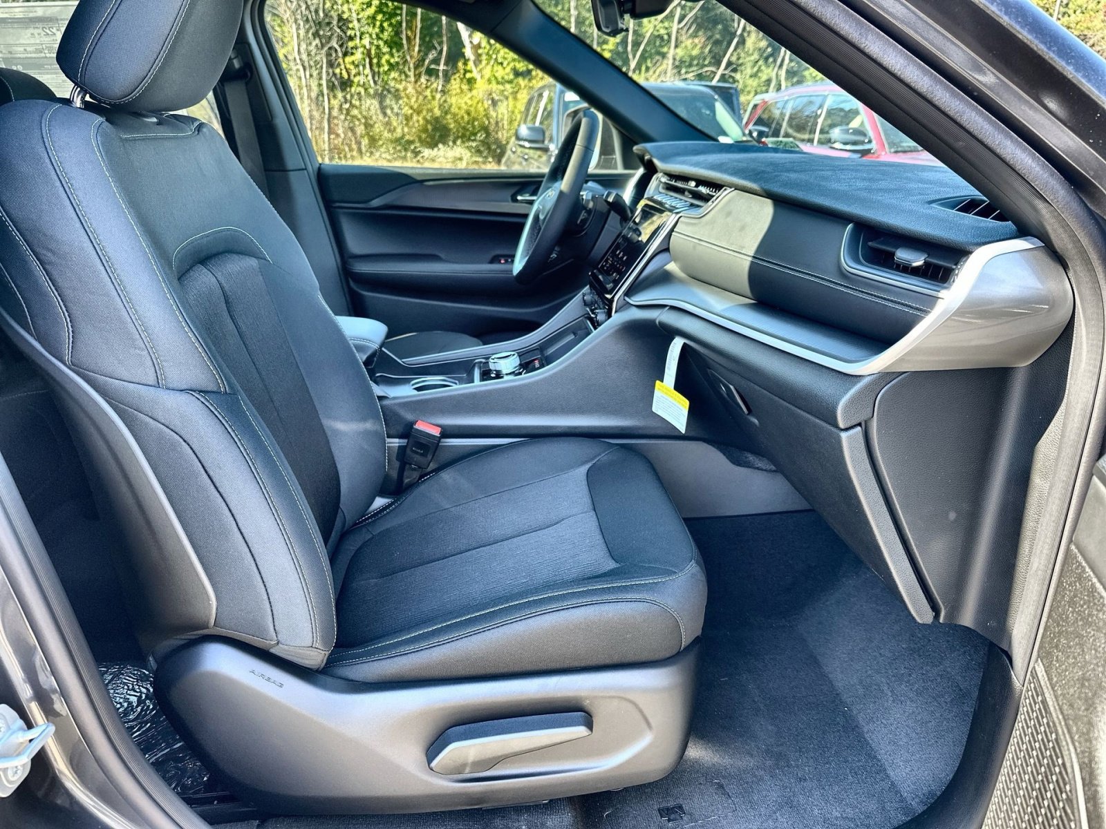 New 2025 Jeep Grand Cherokee Laredo X w/ Luxury Tech Group I image 26