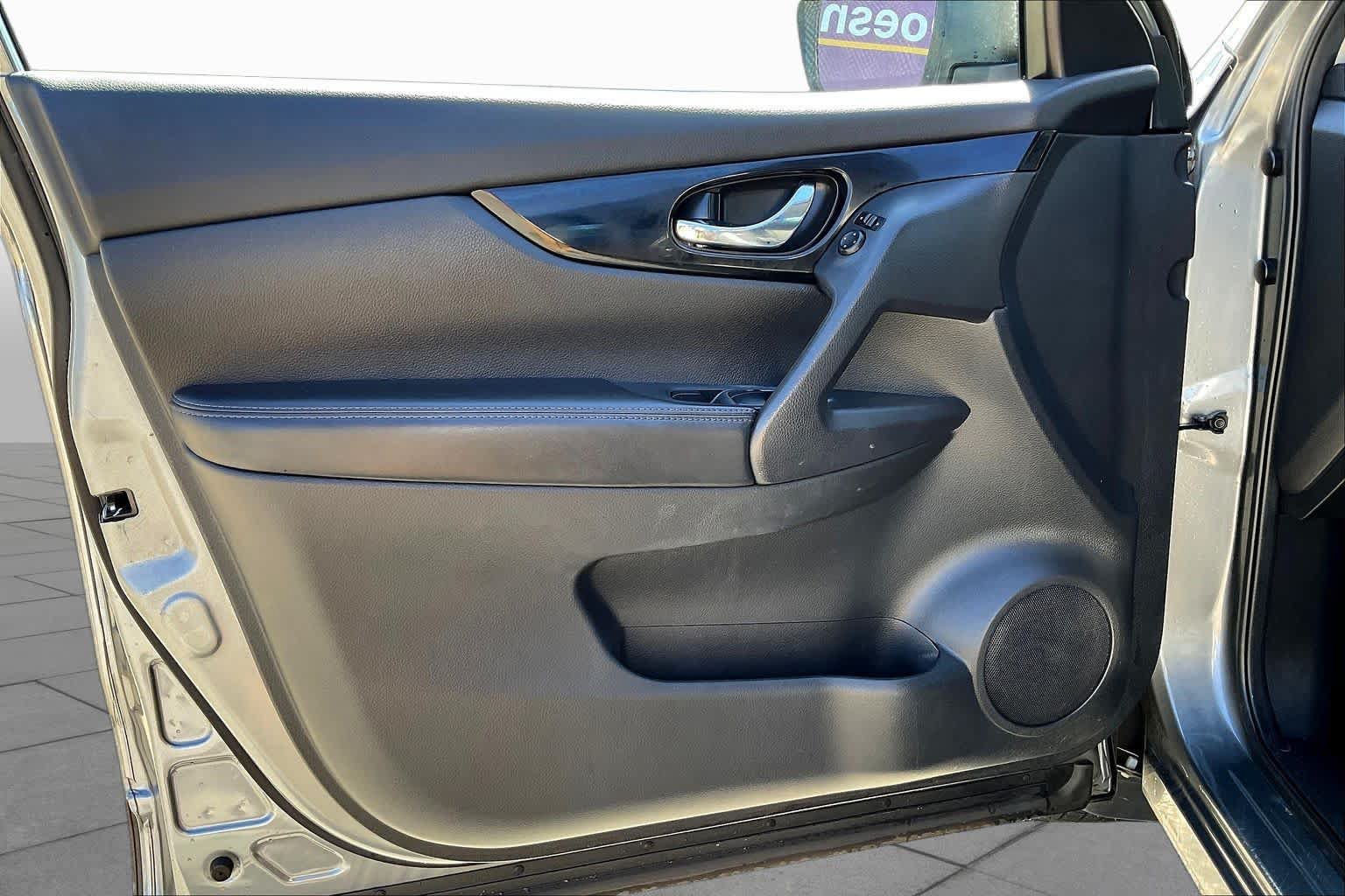 Used 2018 Nissan Rogue Sport SV w/ SV Technology Package FWD image 21