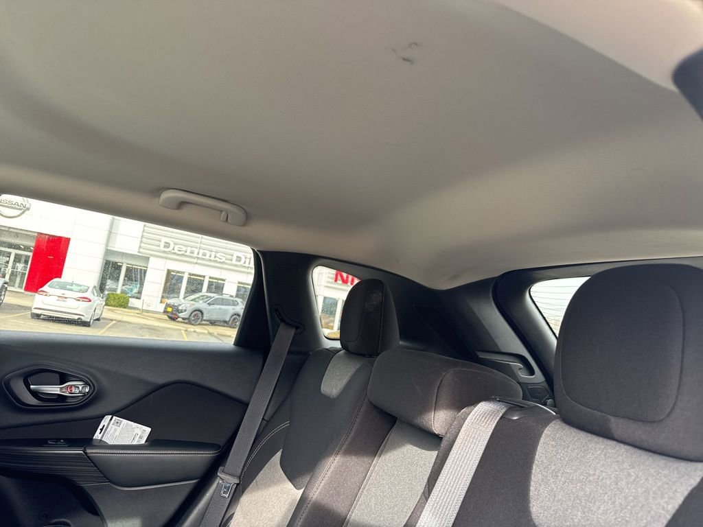 Used 2015 Jeep Cherokee Sport image 12