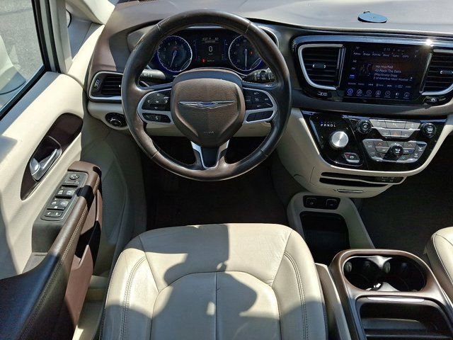 Used 2017 Chrysler Pacifica Touring-L w/ Tire & Wheel Group FWD image 16