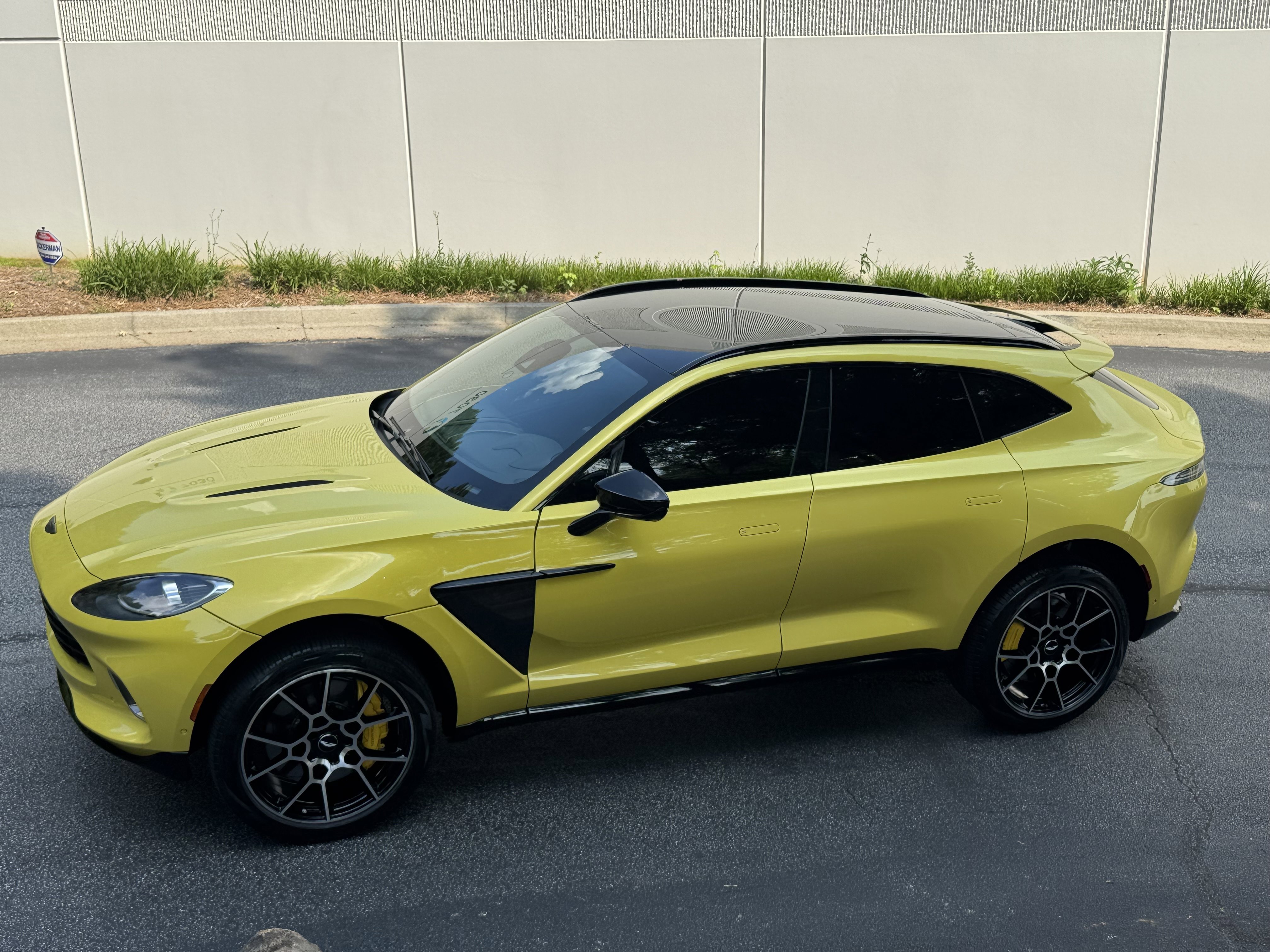 Used 2021 Aston Martin DBX AWD/4WD image 10
