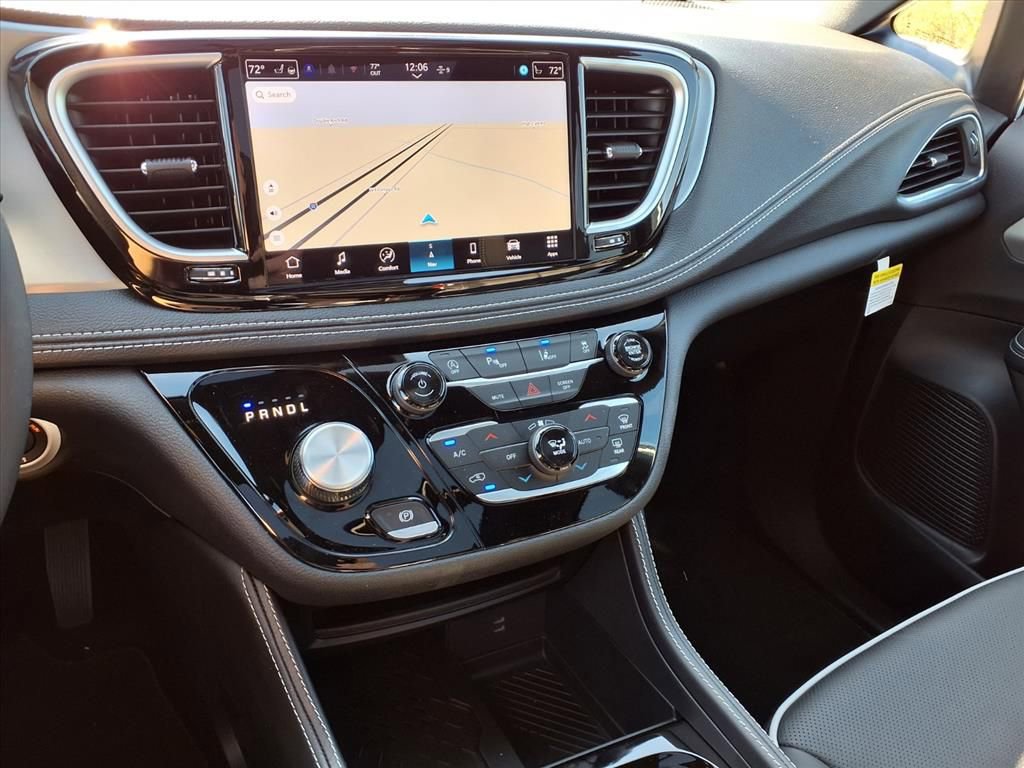 New 2026 Chrysler Pacifica Limited image 6