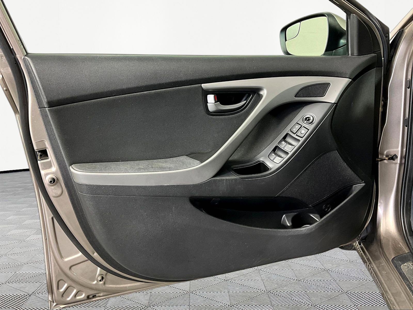 Used 2015 Hyundai Elantra SE w/ Option Group 03 FWD image 17
