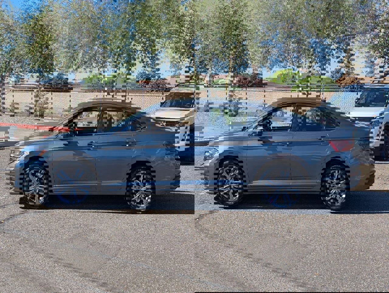 Used 2024 Volkswagen Jetta SE image 3