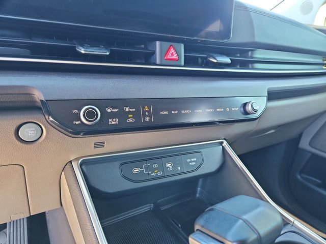 Used 2025 Kia Carnival EX image 24