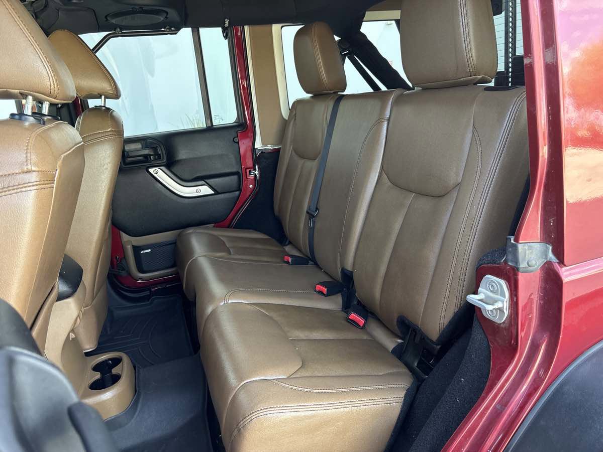 Used 2013 Jeep Wrangler Unlimited Rubicon w/ Connectivity Group AWD/4WD image 12