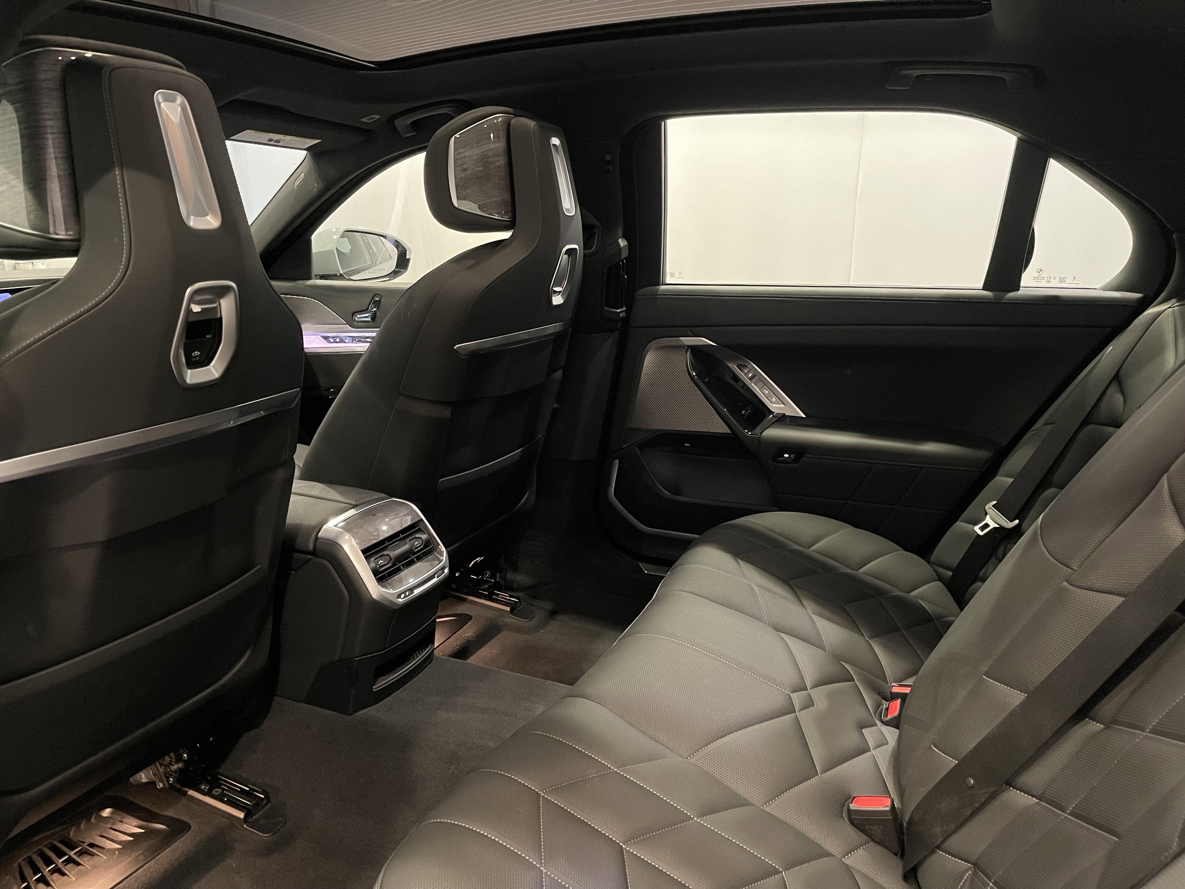 Certified 2024 BMW 760i xDrive w/ Premium Package 2 AWD/4WD image 23