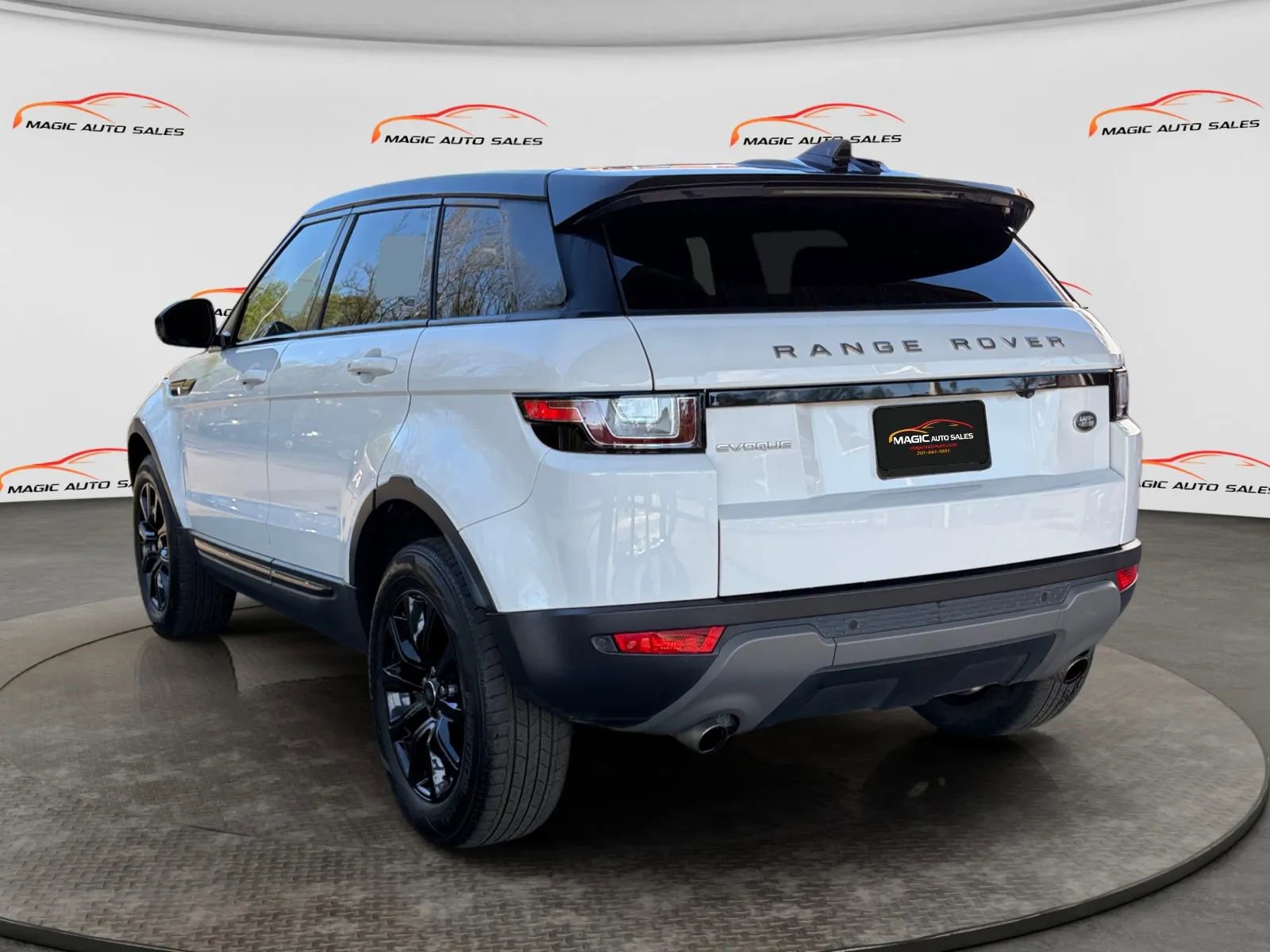 Used 2019 Land Rover Range Rover Evoque SE Premium image 6