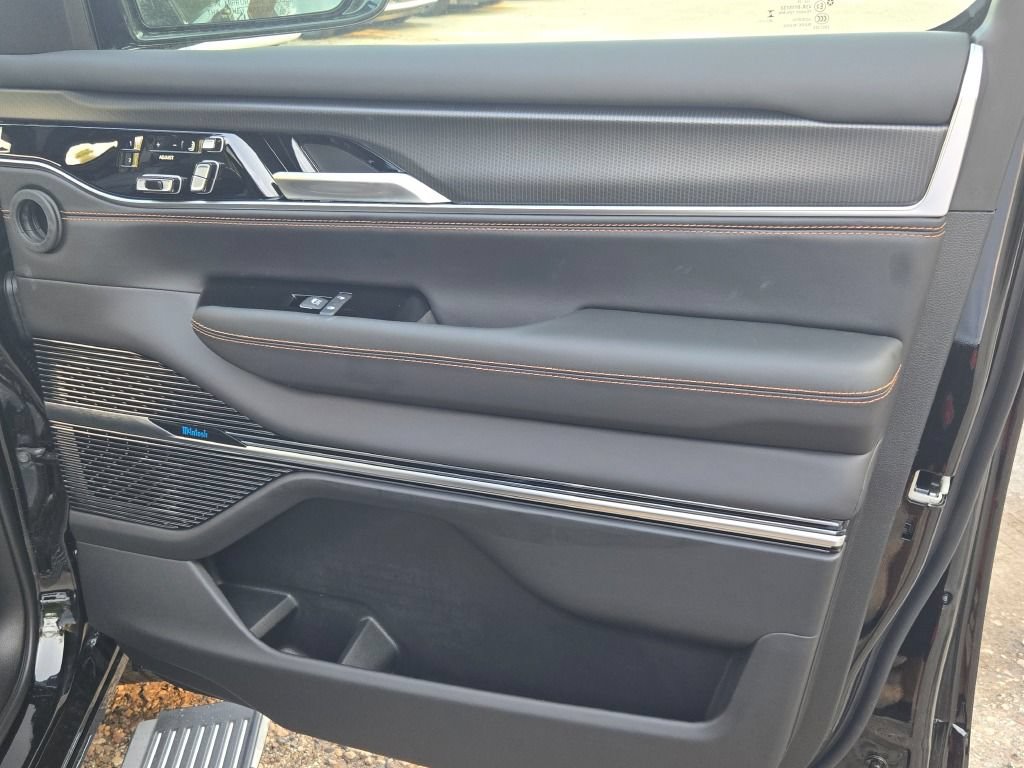 New 2026 Jeep Grand Wagoneer L Summit AWD/4WD image 9