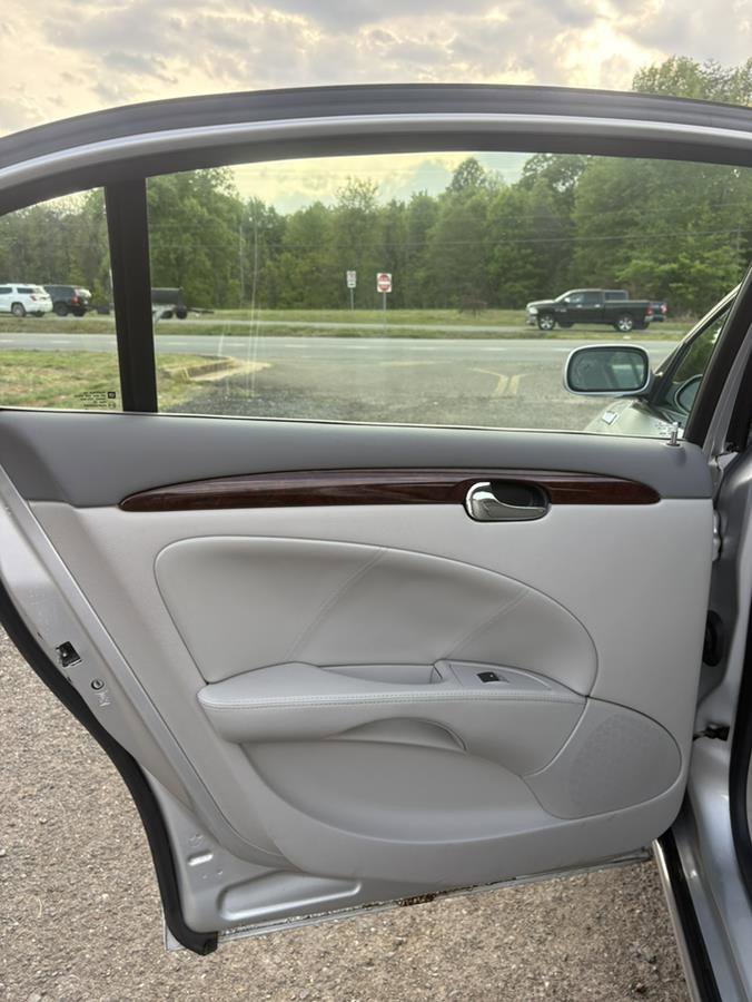 Used 2011 Buick Lucerne CXL FWD image 14