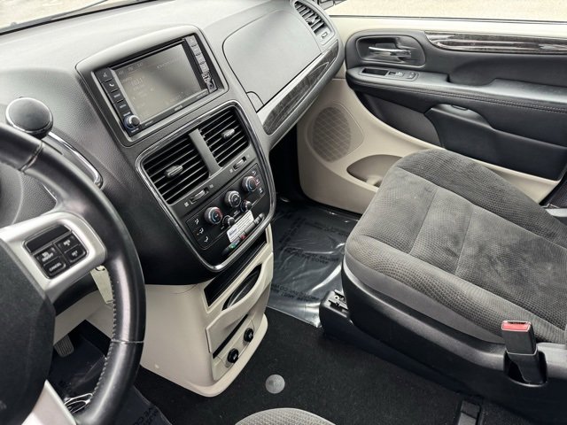 Used 2019 Dodge Grand Caravan SE w/ UConnect Hands-Free Group image 16