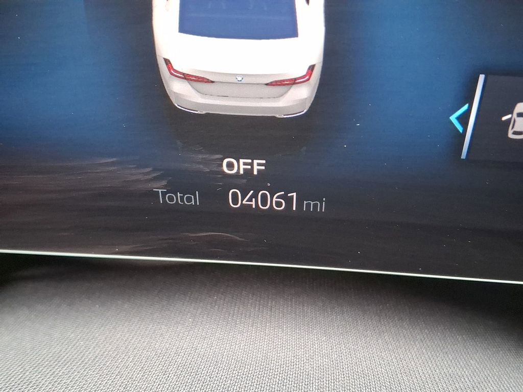 Used 2025 BMW i5 xDrive40 w/ Executive Package image 16