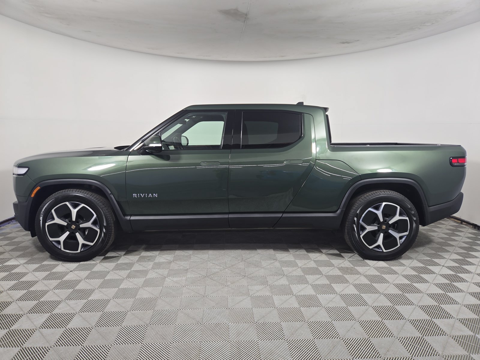 Used 2024 Rivian R1T Adventure Dual AWD/4WD image 2
