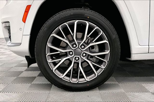 Used 2023 Jeep Grand Cherokee L Summit AWD/4WD image 10