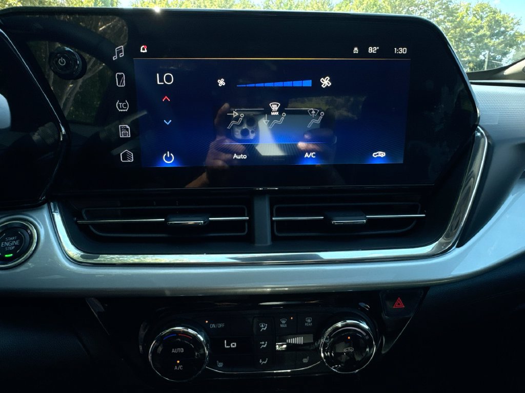 New 2026 Chevrolet Trax LT w/ Sunroof Package FWD image 25