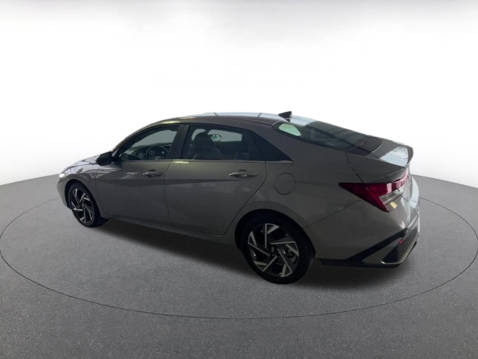 Used 2025 Hyundai Elantra Limited image 8