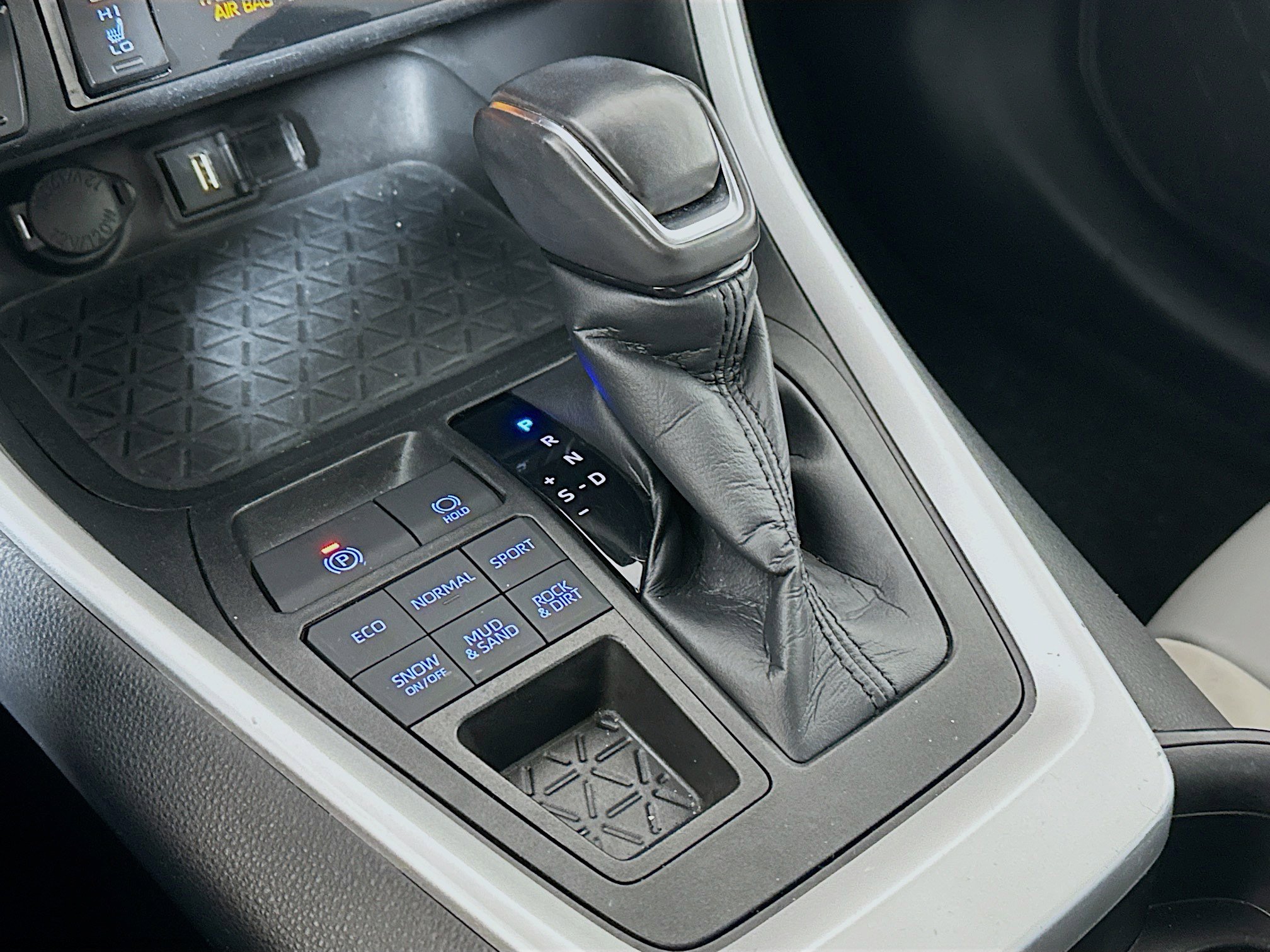 Used 2021 Toyota RAV4 XLE Premium image 16