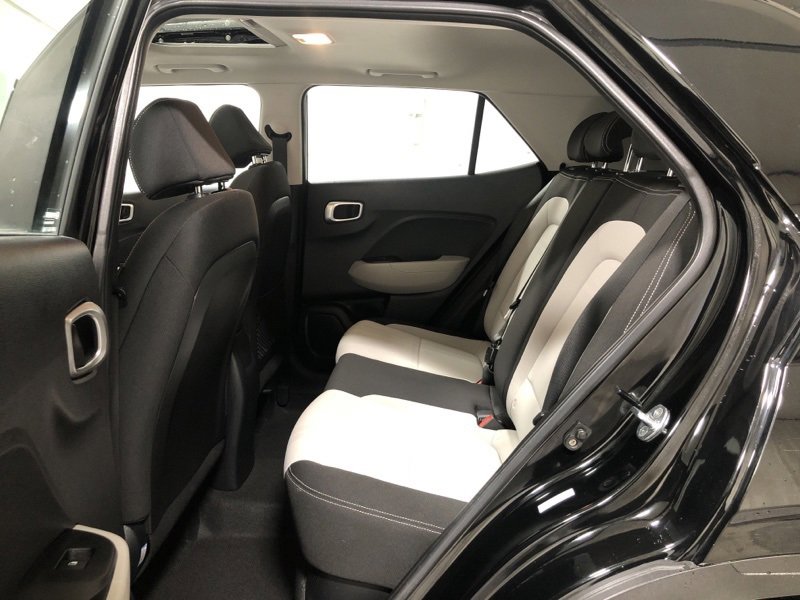 Used 2023 Hyundai Venue SEL image 16