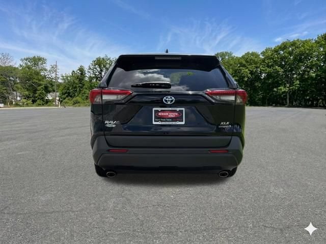 Used 2022 Toyota RAV4 XLE AWD/4WD image 7