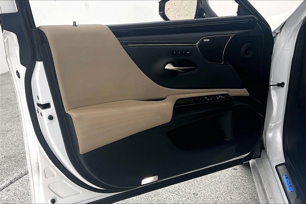 Used 2020 Lexus ES 300h Ultra Luxury w/ Accessory Package 2 FWD image 21