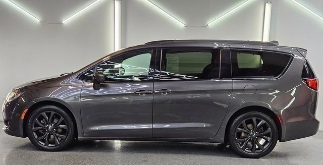 Used 2020 Chrysler Pacifica Touring-L w/ S Appearance Package image 7
