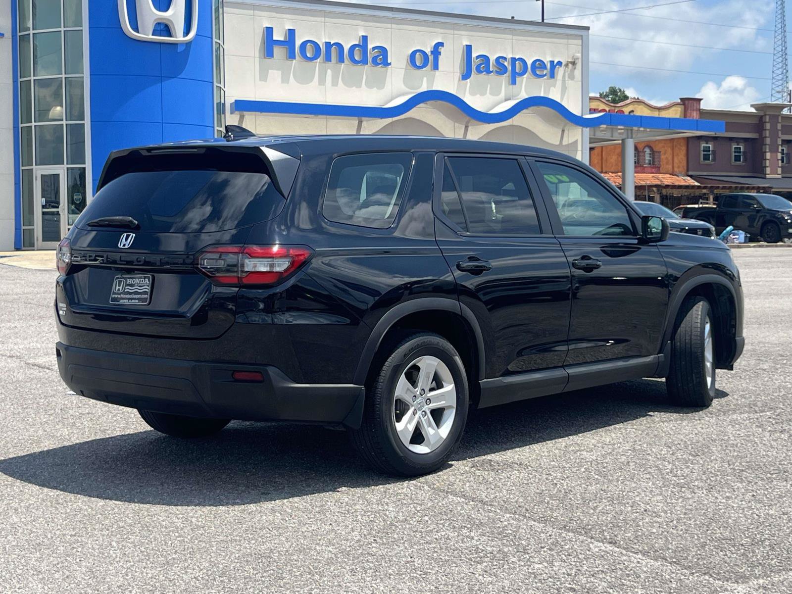 Used 2023 Honda Pilot LX image 3