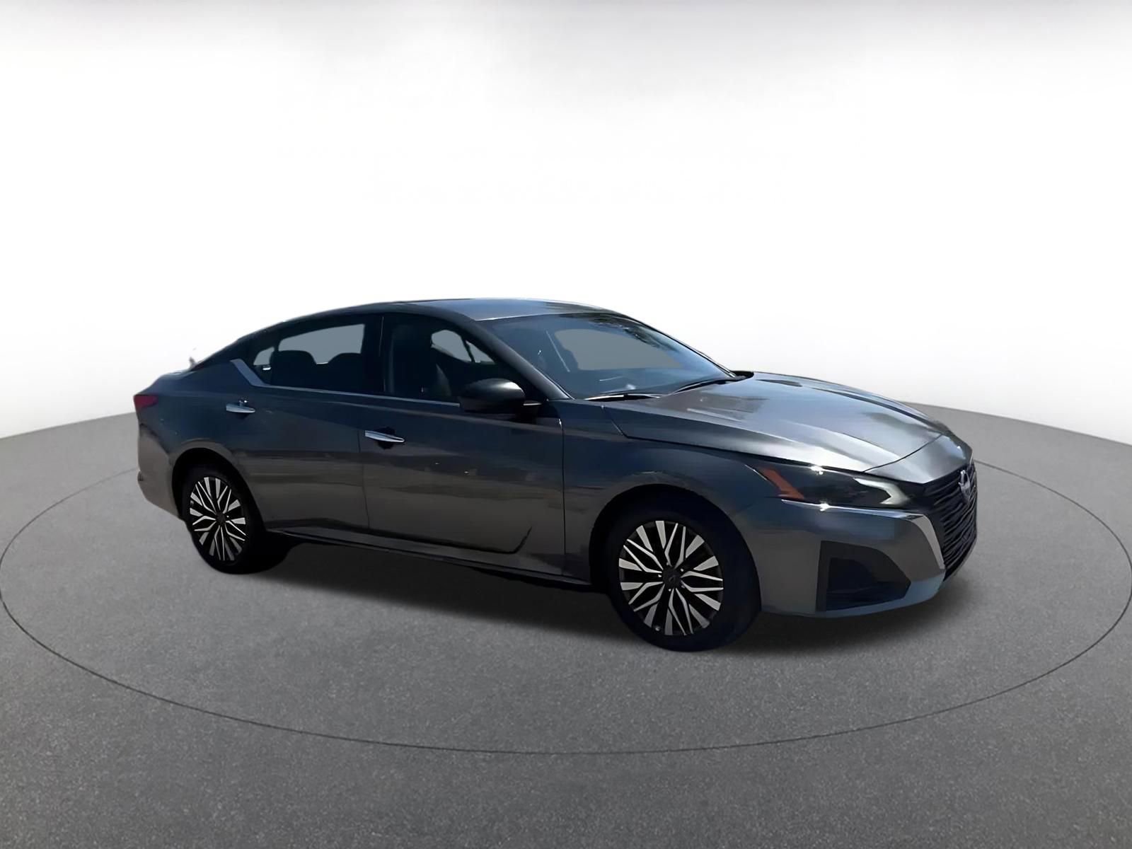 Used 2025 Nissan Altima 2.5 SV FWD image 2