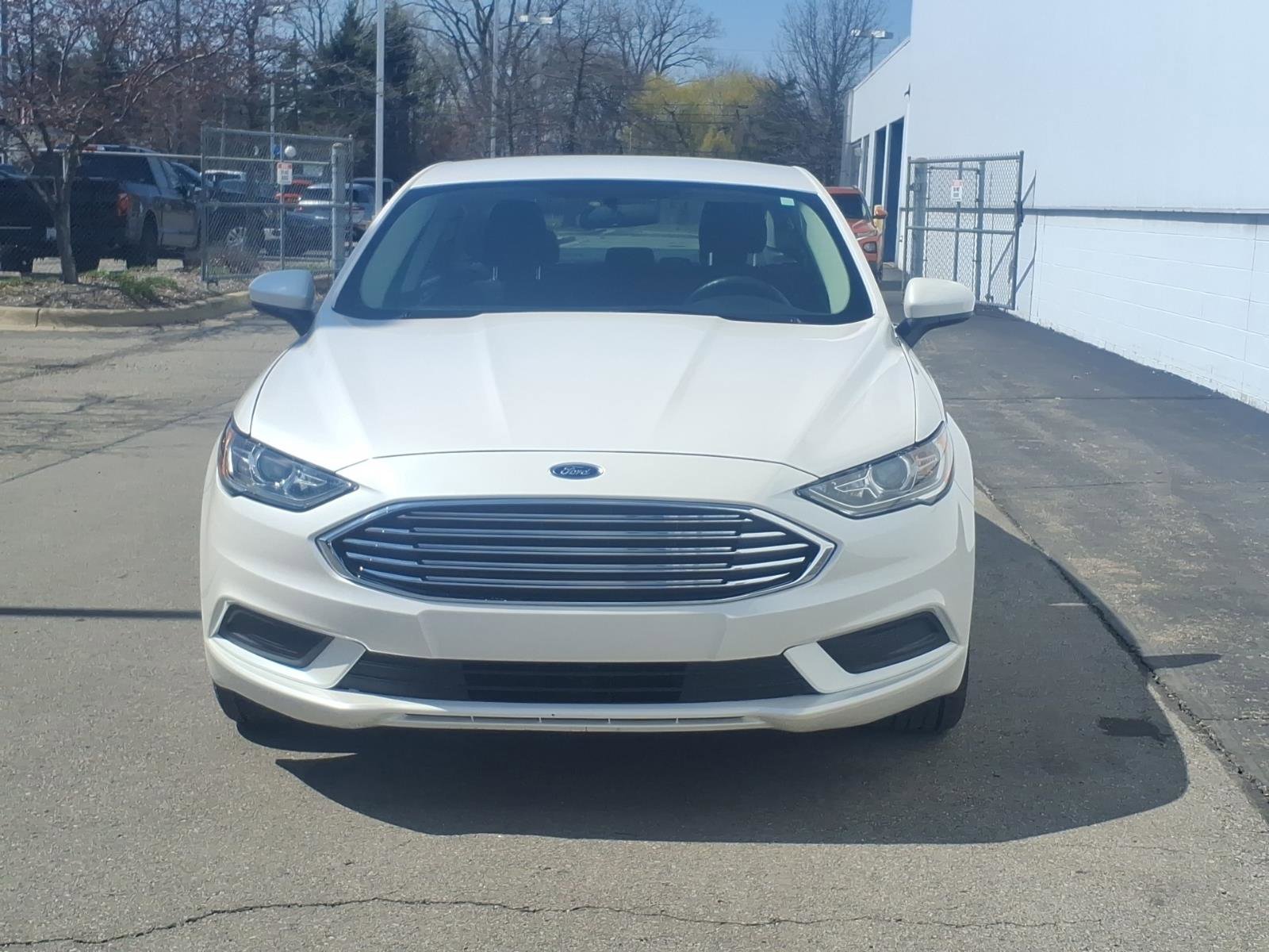 Used 2018 Ford Fusion SE w/ Fusion SE Technology Package image 2