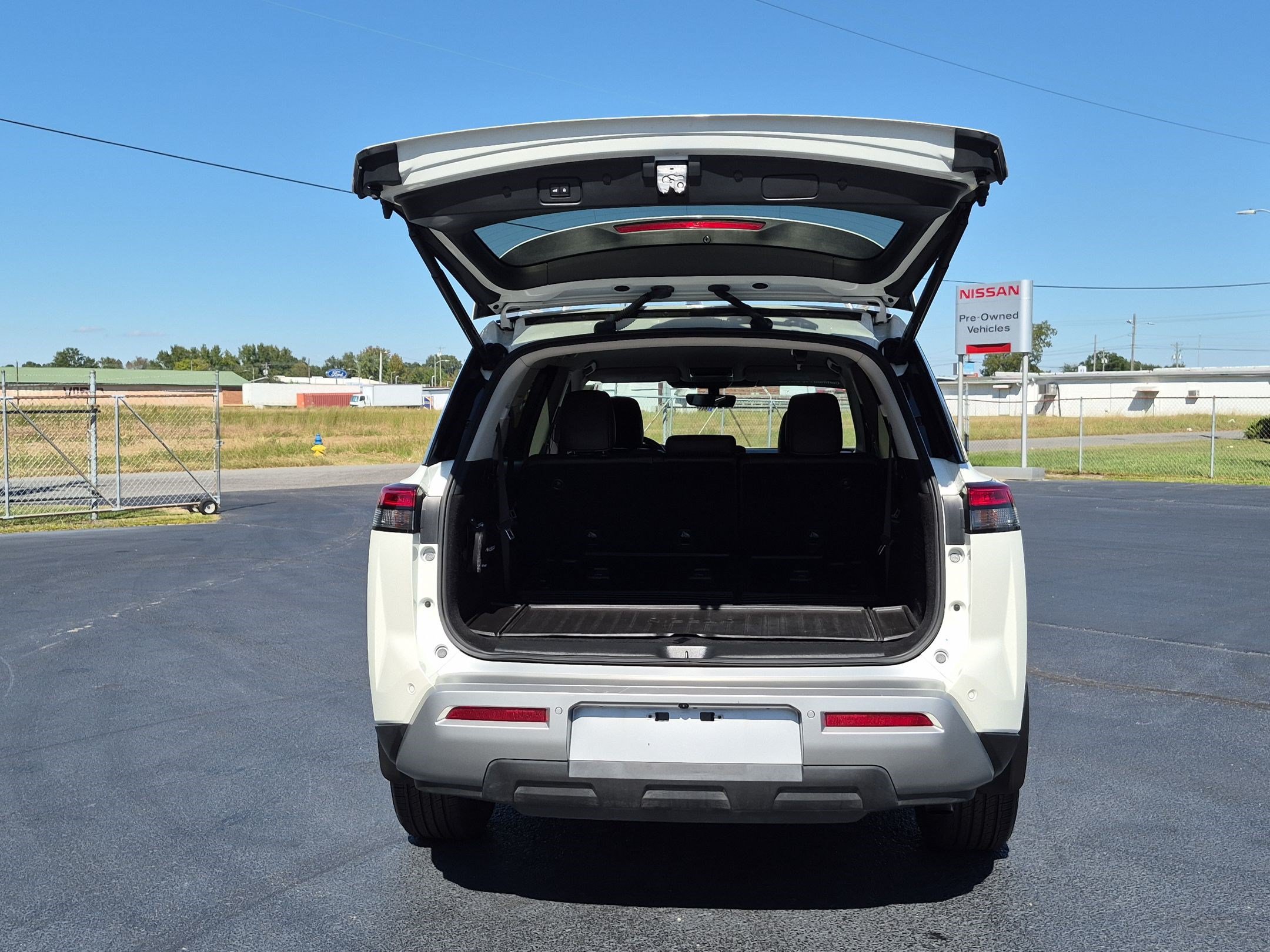 Used 2023 Nissan Pathfinder SL w/ Lighting Package (N92) FWD image 32