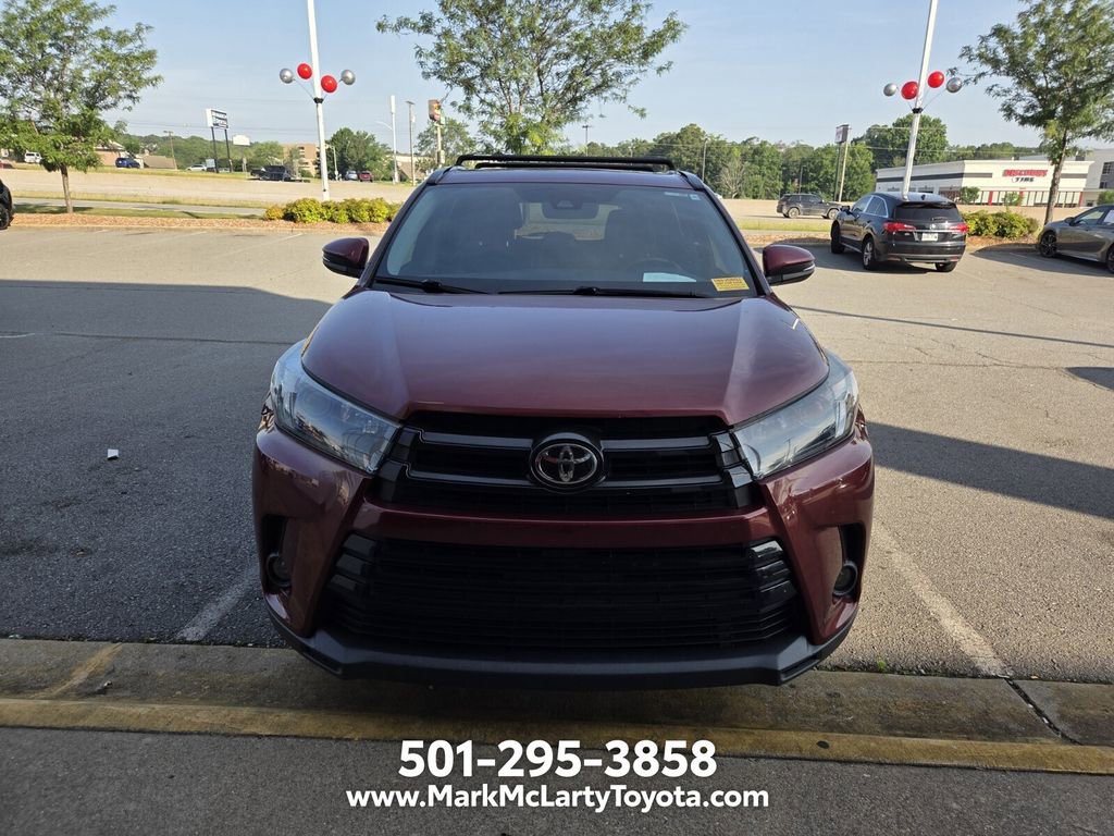 Used 2019 Toyota Highlander SE FWD image 2