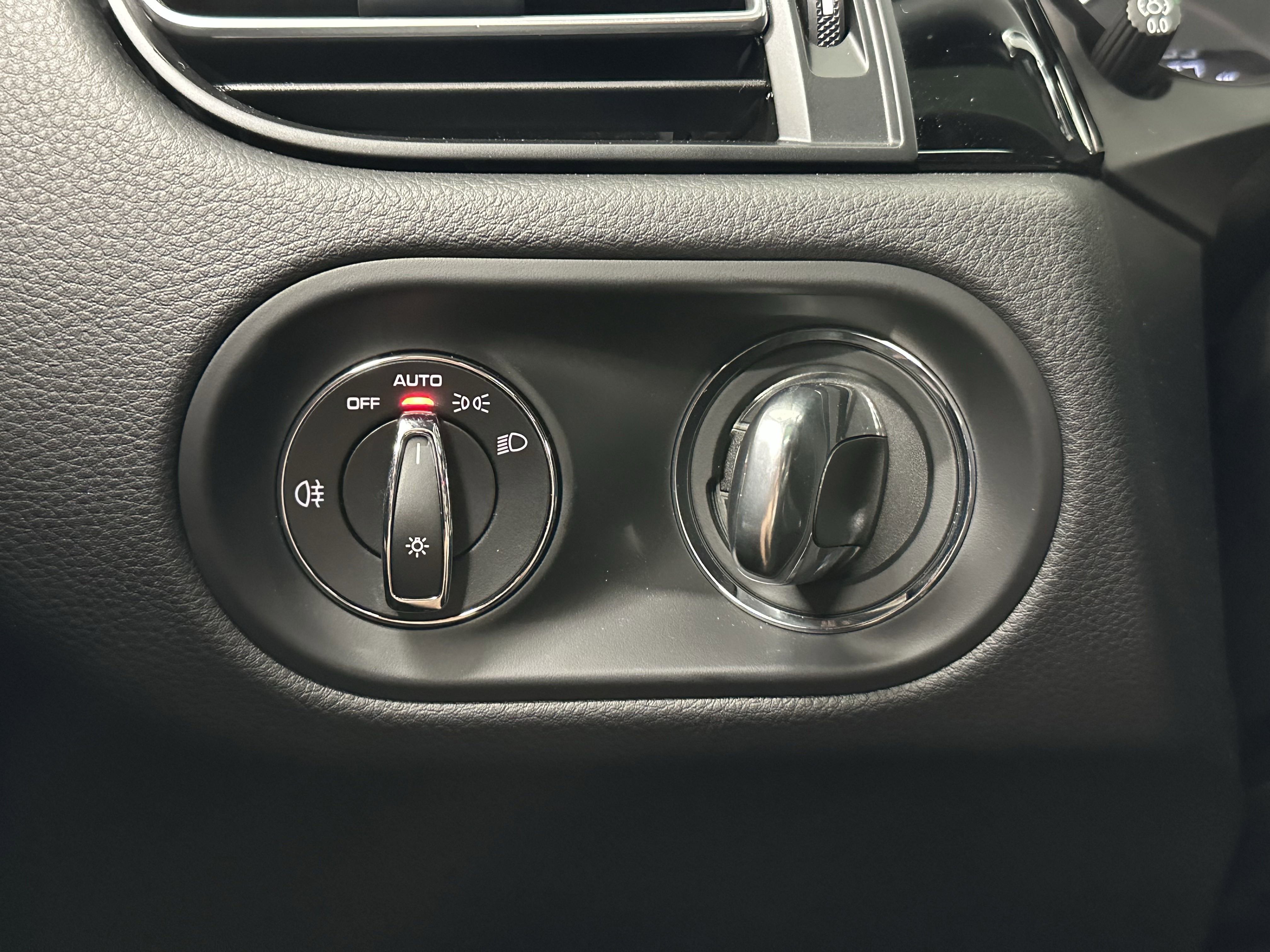 Certified 2025 Porsche Macan image 46