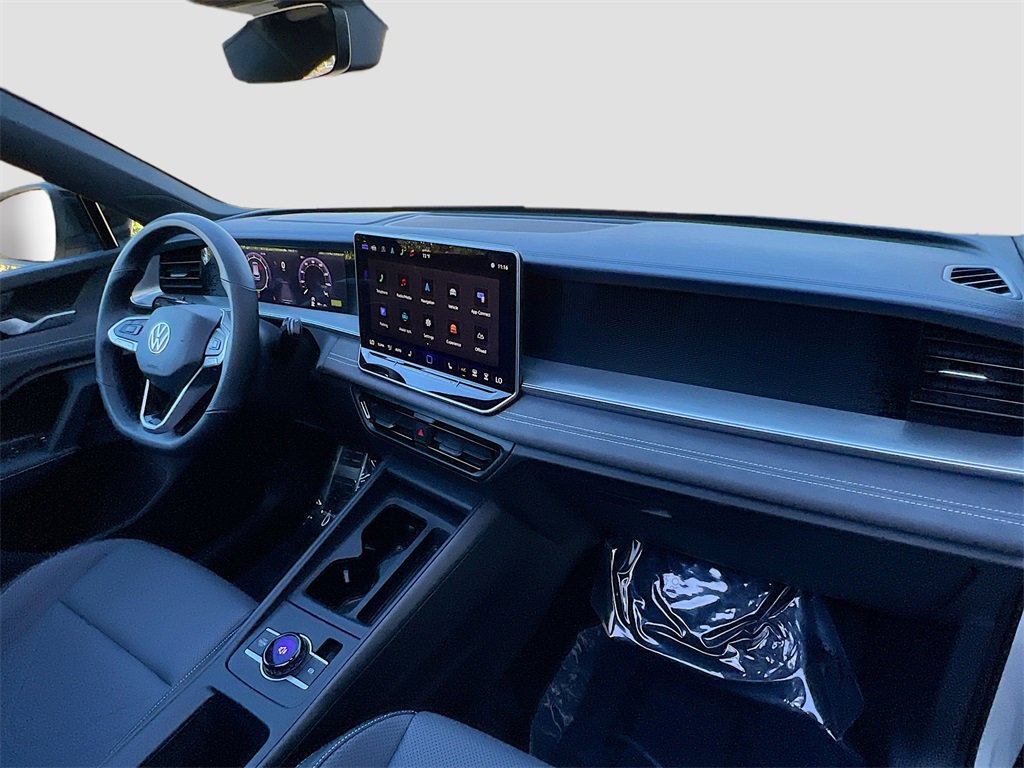 Used 2025 Volkswagen Tiguan SE R-Line image 29