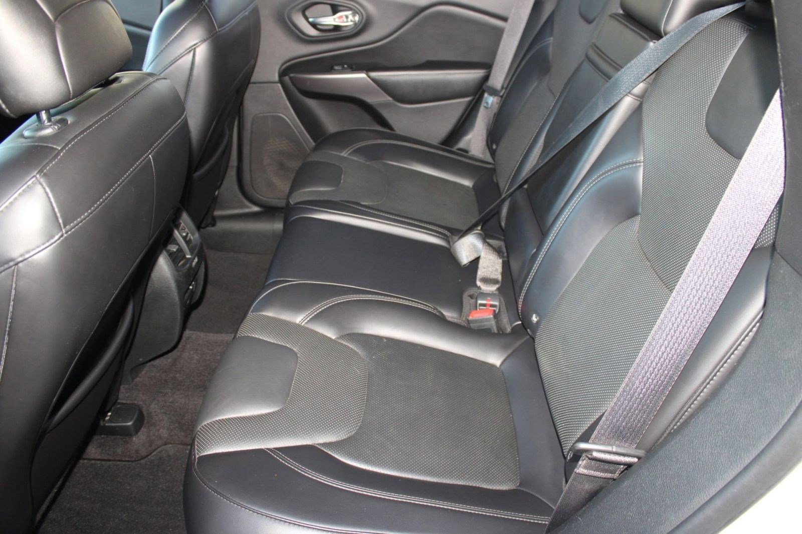 Used 2019 Jeep Cherokee Limited w/ Trailer Tow Group image 29