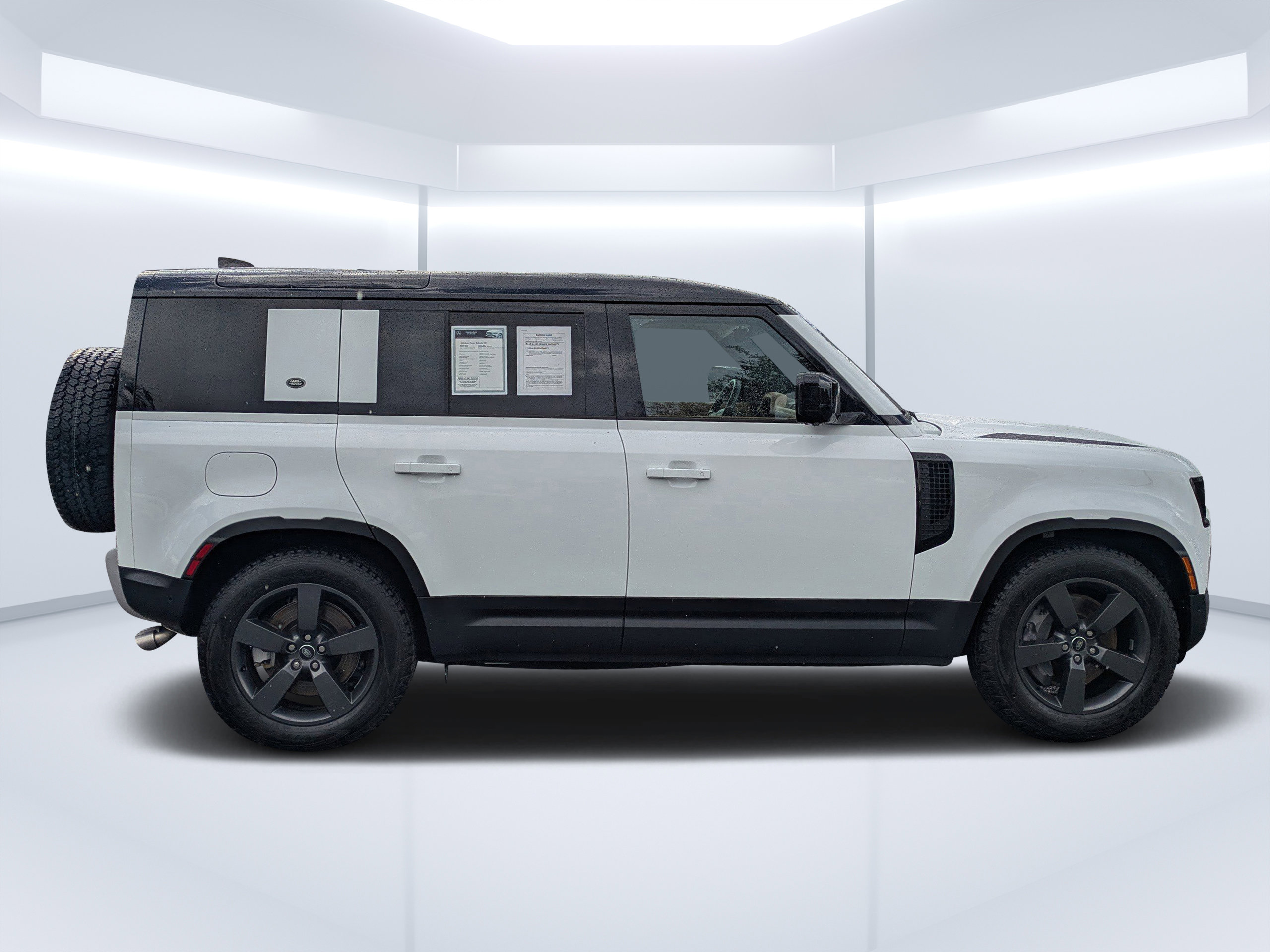 Used 2024 Land Rover Defender 110 SE image 5