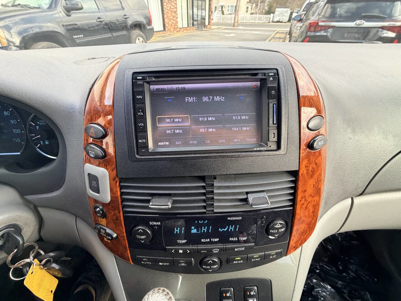 Used 2010 Toyota Sienna XLE Limited image 20