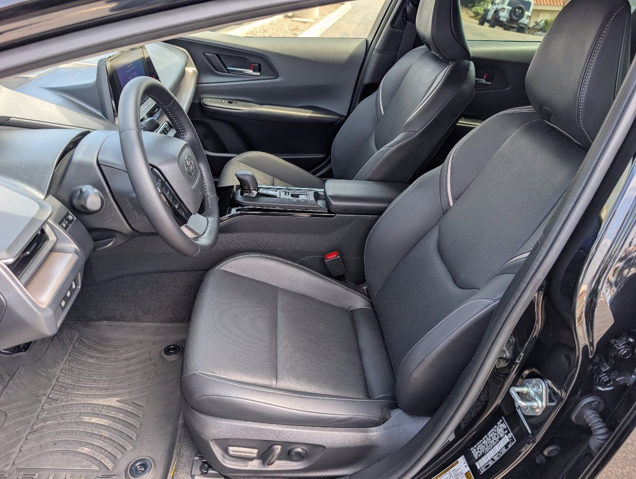 Used 2023 Toyota Prius XLE FWD image 2