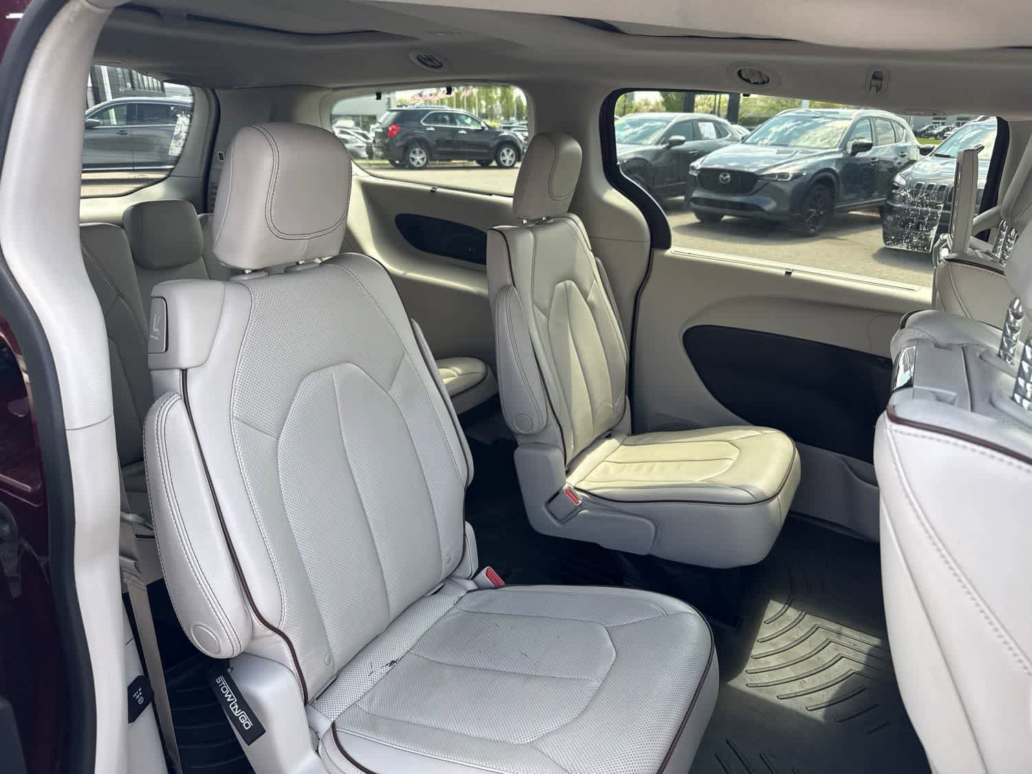 Used 2018 Chrysler Pacifica Limited w/ Tire & Wheel Group FWD image 21