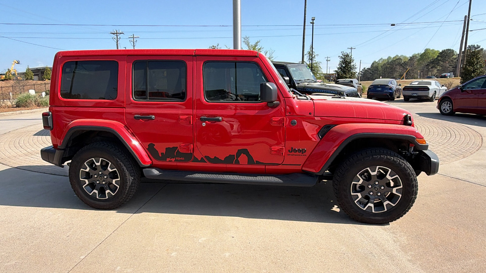 Used 2025 Jeep Wrangler Sahara w/ Dual Top Group AWD/4WD image 7