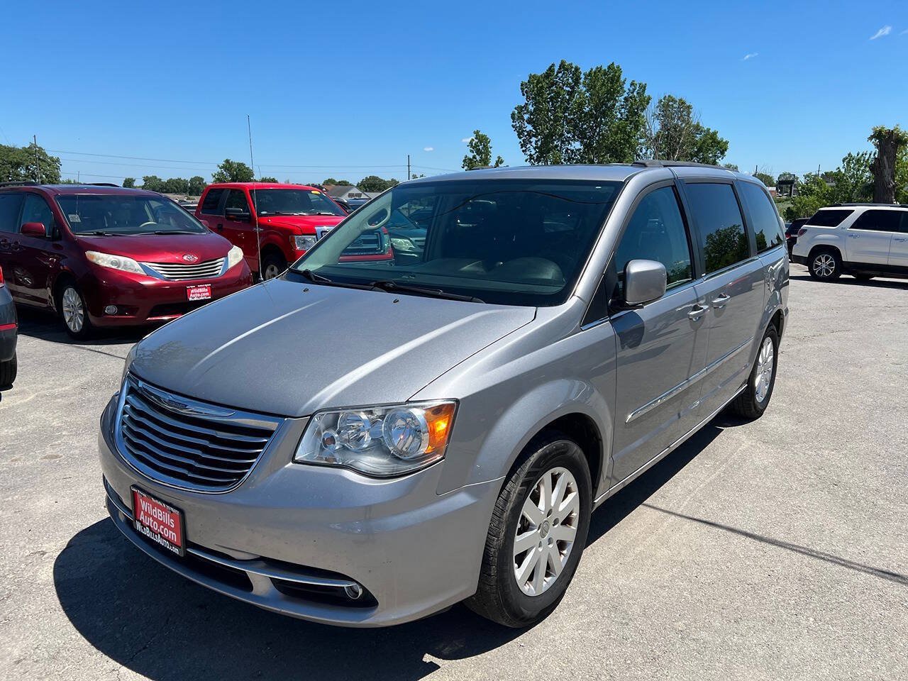 Used 2014 Chrysler Town & Country Touring FWD image 1