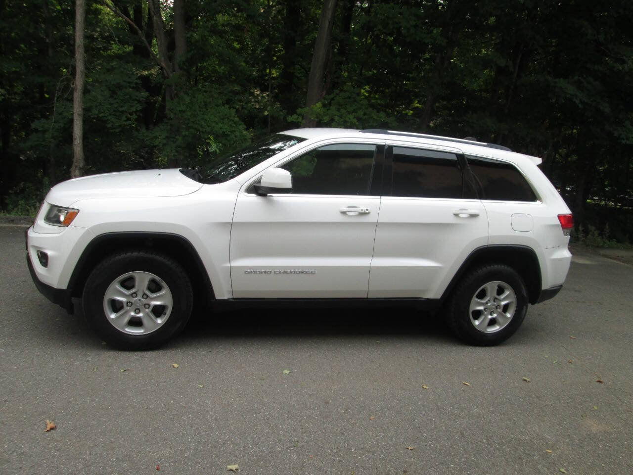 Used 2016 Jeep Grand Cherokee Laredo w/ Quick Order Package 23E AWD/4WD image 3