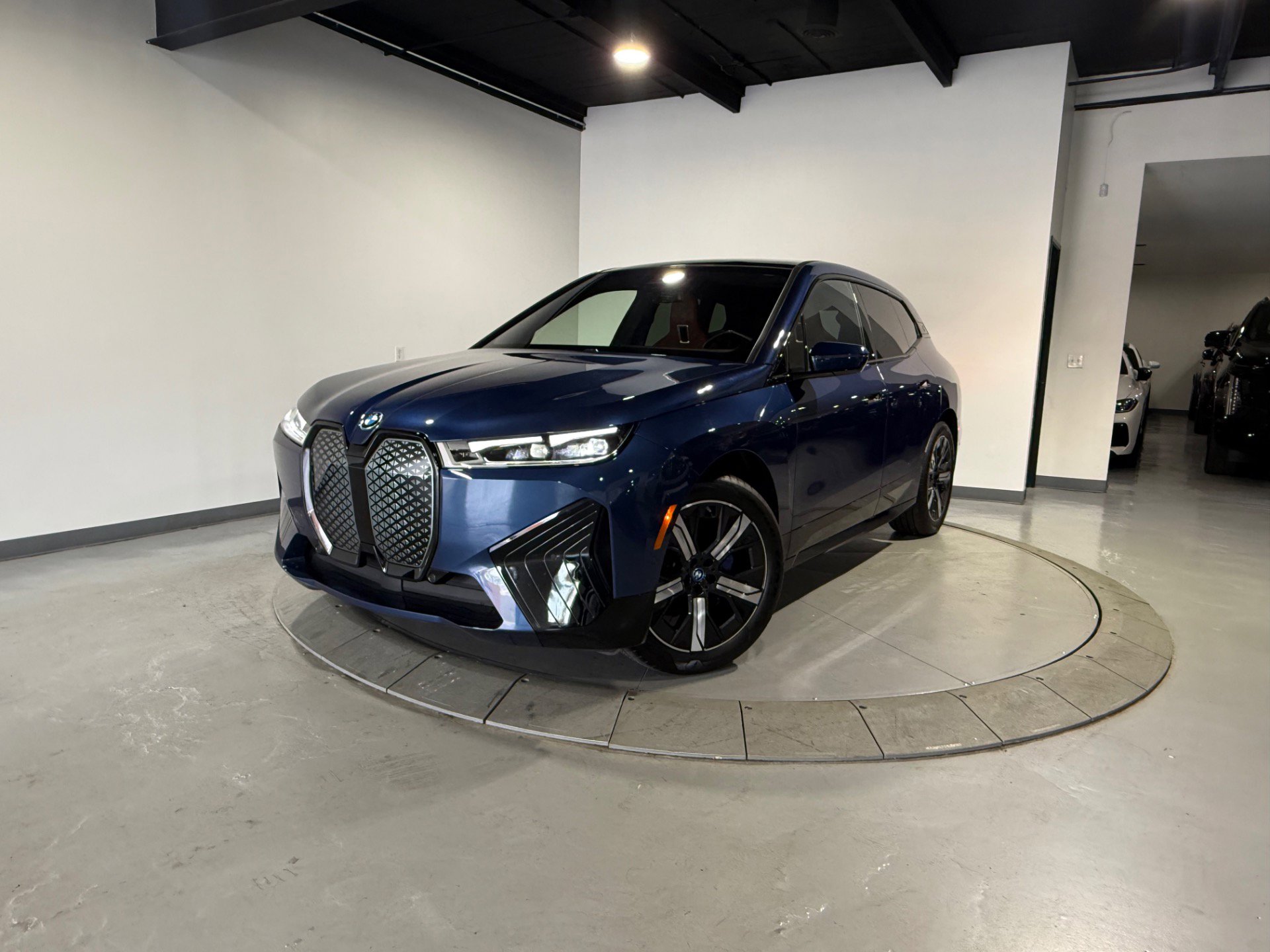 Used 2023 BMW iX xDrive50 w/ Sport Package AWD/4WD image 5