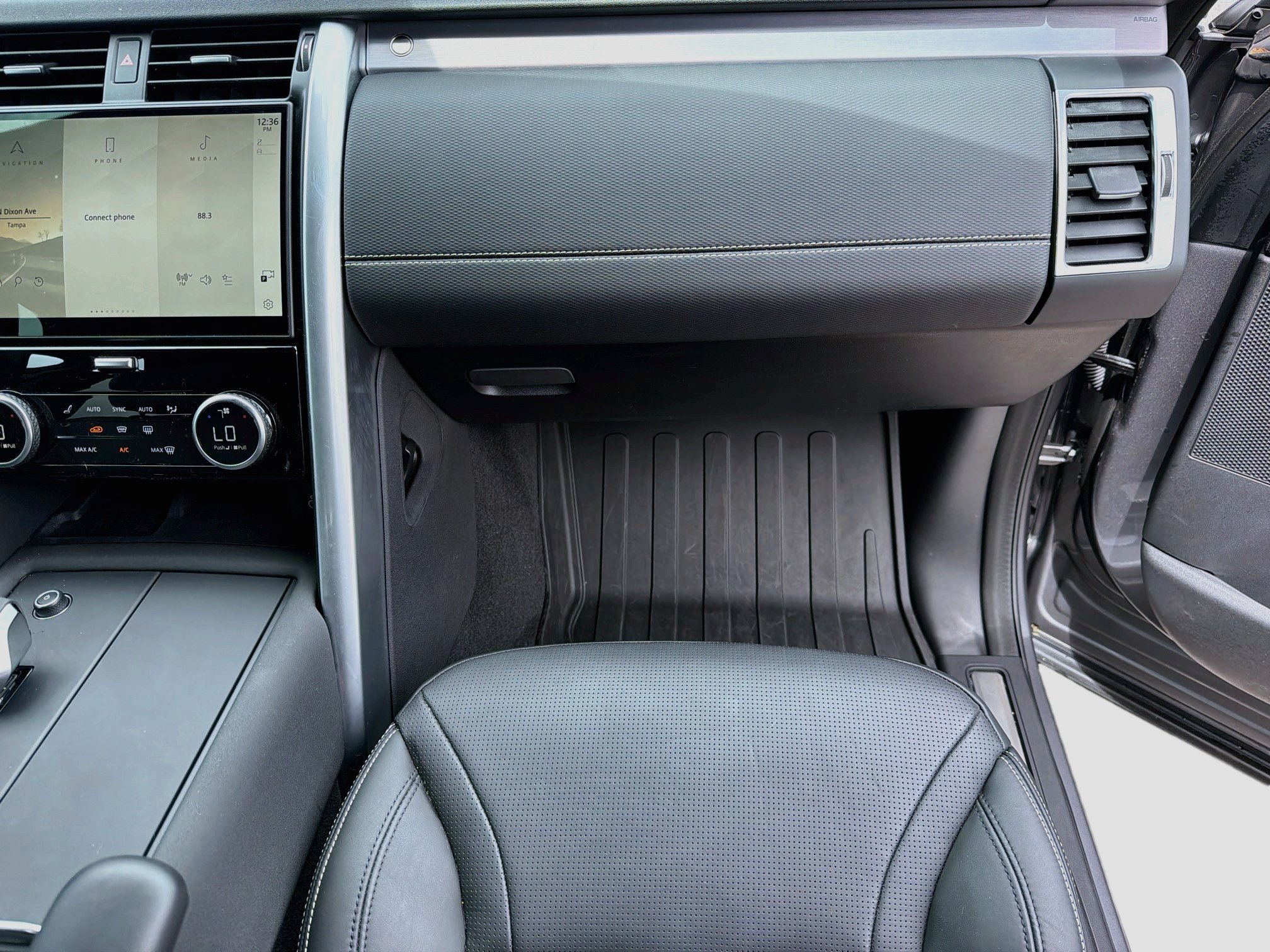 Certified 2025 Land Rover Discovery Dynamic SE AWD/4WD image 18
